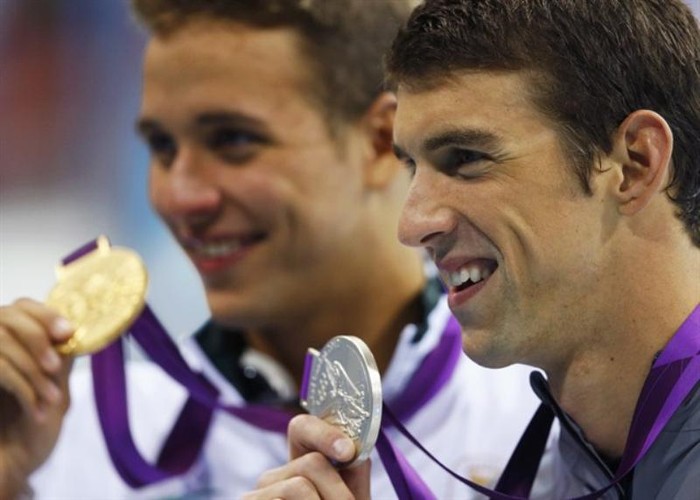 Michael Phelps cân bằng thành tích của cựu VĐV thể dục dụng cụ Larisa Latynina (Liên Xô) với 18 huy chương Olympic, sau khi đoạt huy chương Bạc ở nội dung 200m bơi bướm.